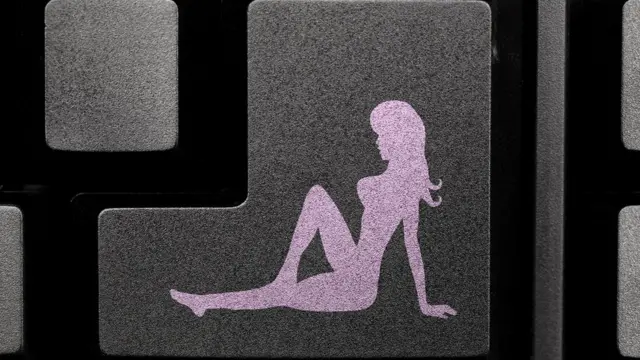 Teclado con mujer en posición sensual en una tecla.