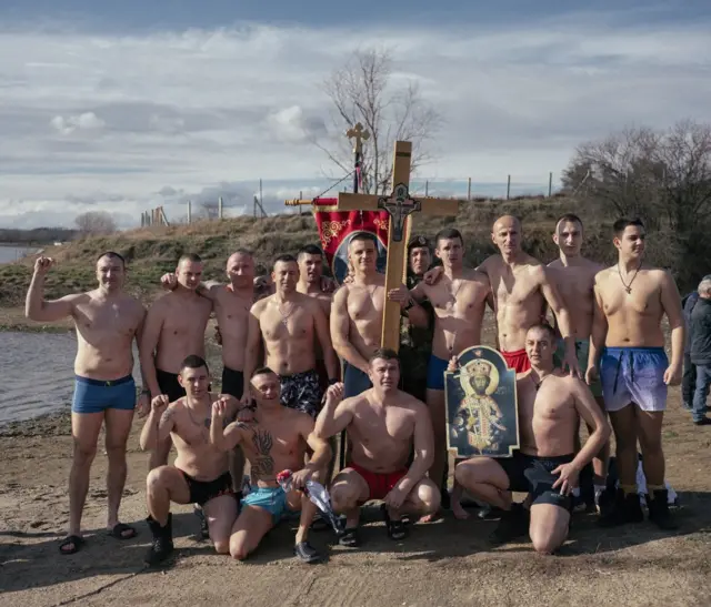 Takmičari različitih uzrasta uleteli su u hladnu vodu.