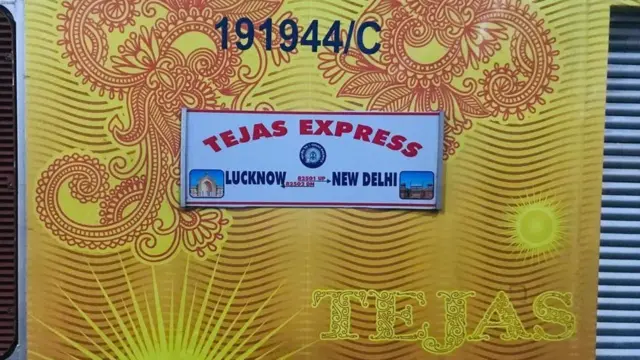 तेजस एक्स्प्रेसच्या ‘होस्टेस’