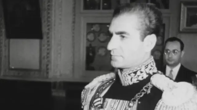 سفیر آمریکا شاه را مردی تنها و مغرور می‎دید که به چاپلوسی زیردستانش علاقه داشت