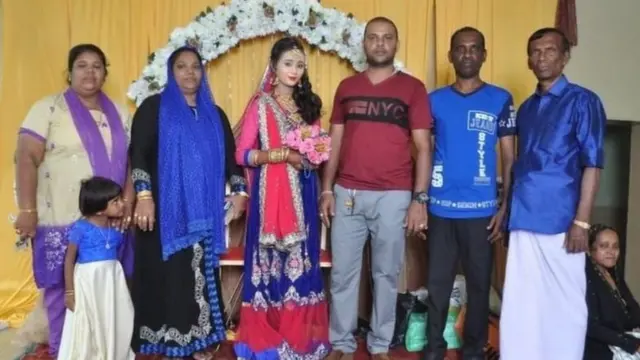 මියගිය අබ්දුල් හමීඩ් මොහමඩ් රෆෛදීන් (දකුණේ), නවුෂාඩ් (මැද) ඇතුළු සිය දරු, දැරියන් සමඟ