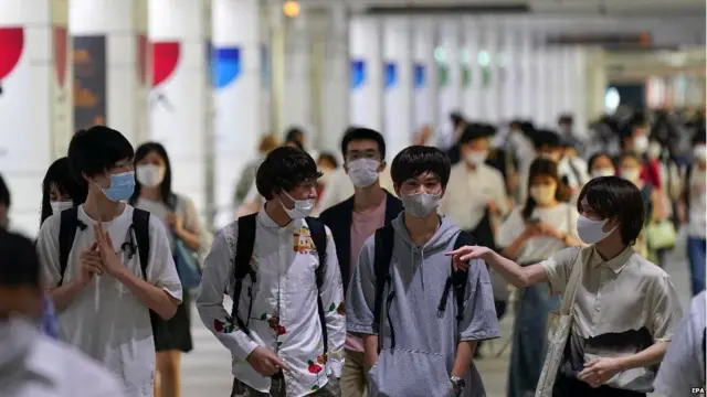 માસ્ક પહેરીને ચાલતા લોકો