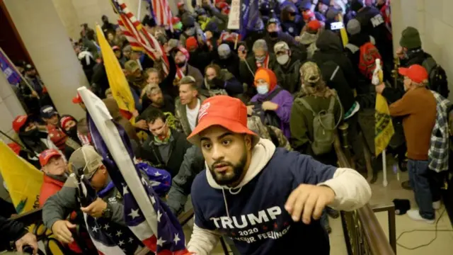 ক্যাপিটল ভবনের ভেতর একদল ট্রাম্প সমর্থক, ০৬/০১/২০২১