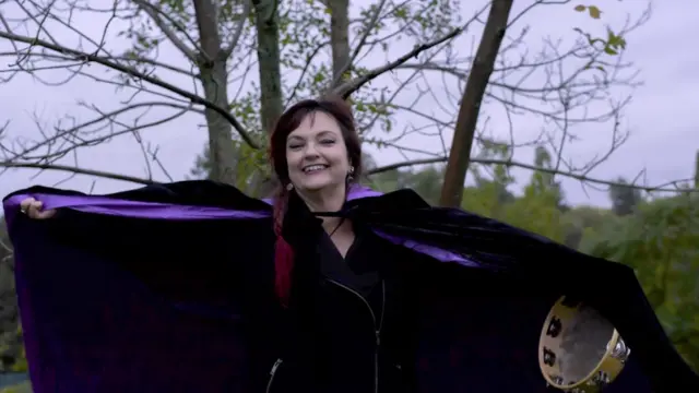 Monica Bodirsky waxay ku shaqaysataa sixirka indho sarcaadka