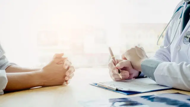 Umuganga ari kumwe n'umurwayi