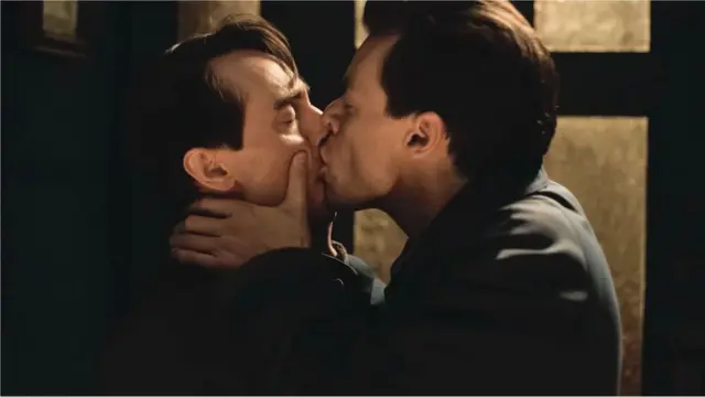 Harry Styles y David Dawson se besan en una escena de "My Policeman".