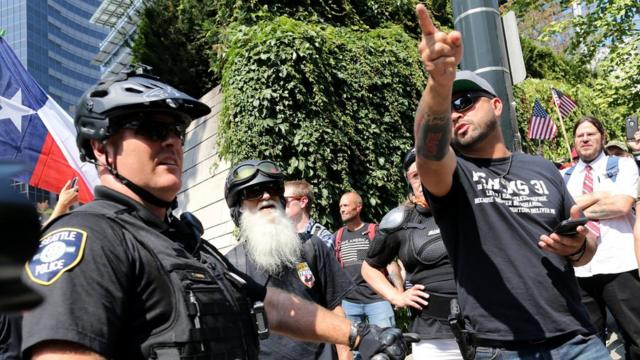 Manifestantes do Patriot Prayer e policiais aparececasino games slots grátisuma rua