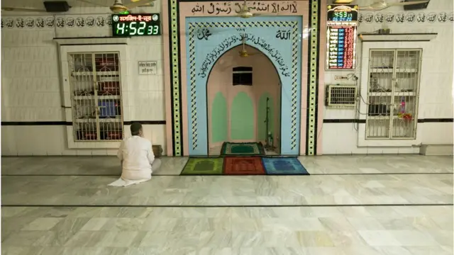 করোনাভাইরাসের প্রাদুর্ভাব ঠেকাতে ধর্মীয় উপাসনালয়ে সমাবেশ বন্ধের নির্দেশ দেয়া হয়েছে।
