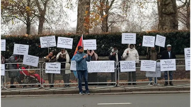 ኣብ ኣፍደገ ኤምባሲ ኢትዮጵያ ኣብ ዓዲ እንግሊዝ ሰለማዊ ሰልፊ ዝገበሩ ኤርትራውያን