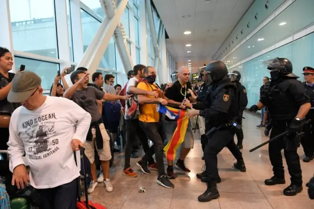 Policías se enfrentan a manifestantes en El Prat
