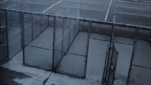 ከም ያሪስ ዝበሉ ንሕልፈት ዝተፈርዱ እሱራት፡ ኣብ ከምዚ ዝበለ መዳጎኒ ኮይኖም ዝሞትሉ ሰዓት ይጽበዩ