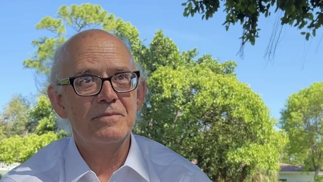 Orlando Capote cherche à conserver la maison que ses parents ont achetée à Miami, malgré les tentatives de l'agence immobilière pour le faire partir.