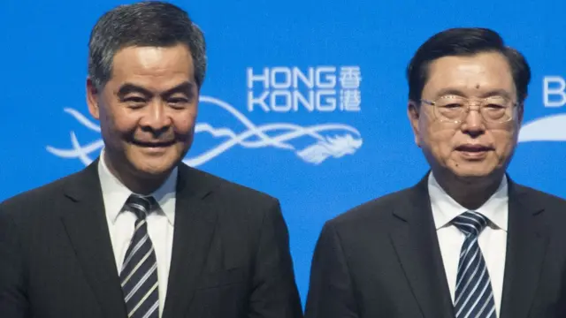 张德江（图右）与香港特首梁振英（图左）出席一带一路高峰论坛开幕。