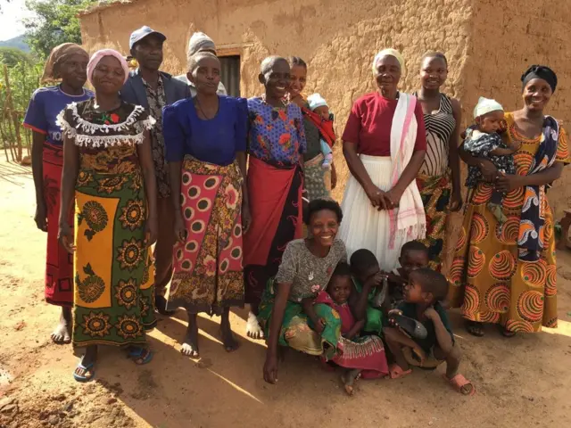 Familia ya Joyce pamoja na wanakijiji wengine
