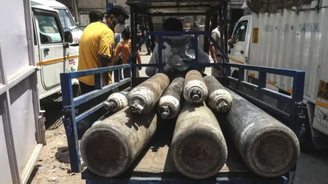 સીસીટીવી ફૂટેજ તપાસતાં ખબર પડી કે પાંચેક ચોર બૉટલ ચોરી ગયા હતા