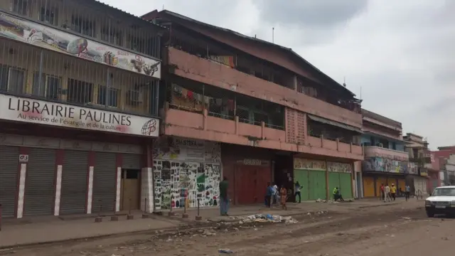 Une circulation routière fluide, qui contraste avec les embouteillages habituels à Kinshasa