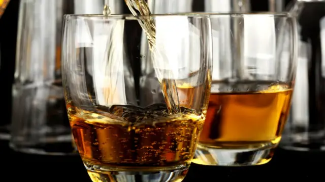 Виски в стакане.
