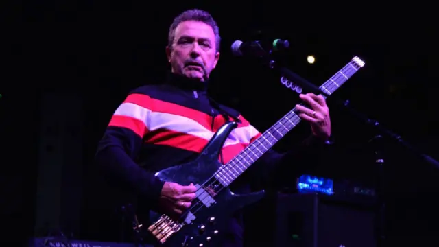 Tony Lewis: UK singer whose band The Outfield made it big in US, dies - BBC  News