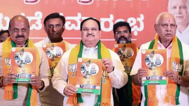 भाजपा का घोषणापत्र जारी करते हुए सीएम बासवराज बोम्मई, बीजेपी के राष्ट्रीय अध्यक्ष जेपी नड्डा और पूर्व मुख्यमंत्री बीएस येदियुरप्पा