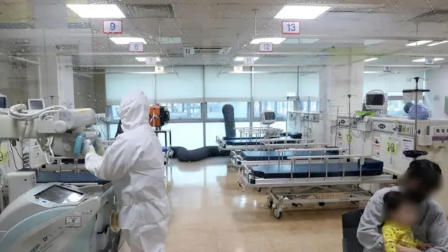 방역 당국은 코로나19 환자가 음압시설이 설치된 병실에 입원하게 돼 있어 중환자실이나 준중환자실 부족을 초래한다고 판단하고 있다