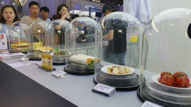 消费者在今年9月的杭州淘宝造物节上尝试人造肉。