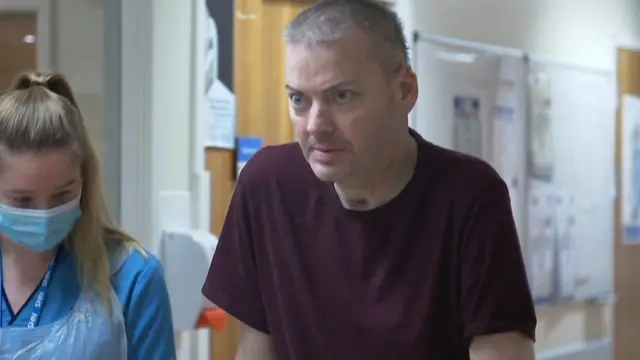 O piloto escocês Stephen Cameron passou 10 semanas em coma no Vietnã