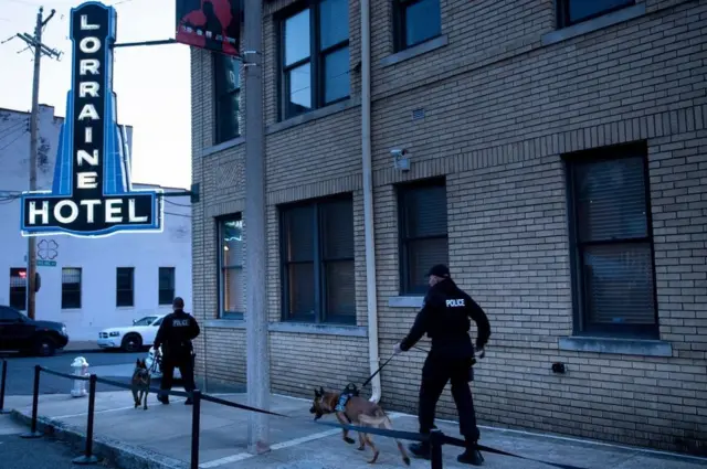 キング牧師の暗殺現場をパトロールする警察（4日朝）