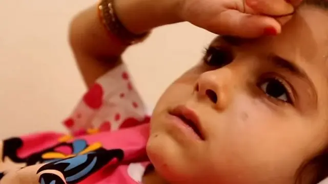 Niña en un hospital.