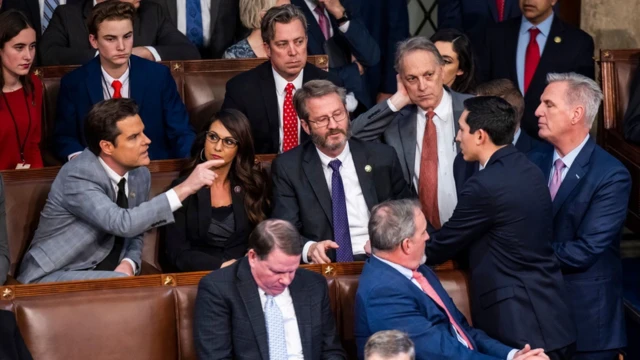 '프리덤 코커스' 소속의 강경파 의원들이 매카시 원내대표에 반대표를 던지며 과격한 분위기가 펼쳐지기도 했다