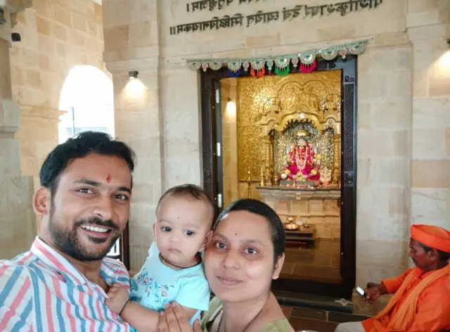 रितू आपल्या पती आणि बाळासह