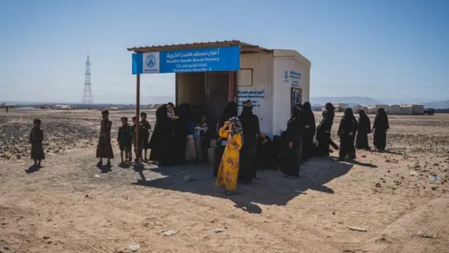 Muslim Hands mengatakan membagi roti untuk 25.000 orang setiap hari.