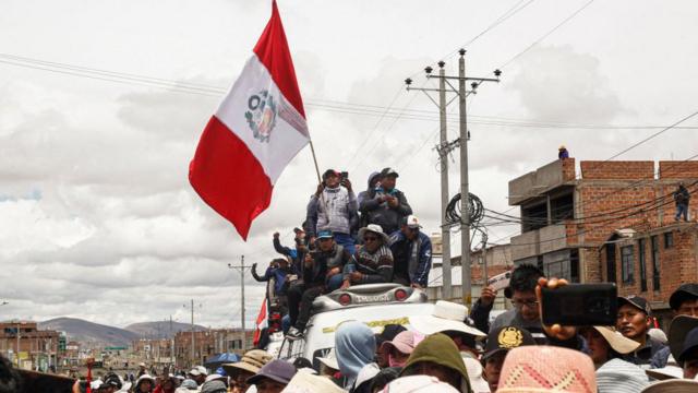 Manifestantesaposta online bantu betcimaaposta online bantu betum veículo seguram a bandeira do Peru