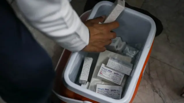 روند واکسیناسیون در ایران به کندی پیش می رود