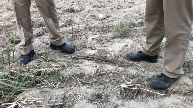 मौके पर तफ़्तीश करते पुलिस अधिकारी