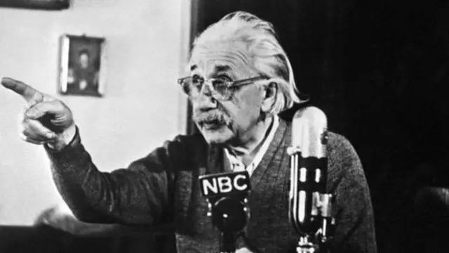 ไอน์สไตน์เขียนข้อความลงในกระดาษจดของโรงแรมดังกล่าว หลังเพิ่งได้ทราบว่าตนได้รับรางวัลโนเบลสาขาฟิสิกส์