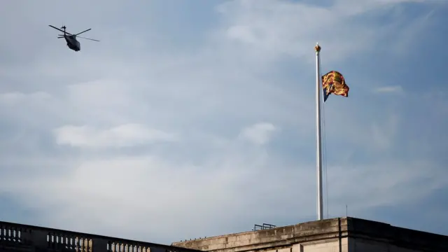 Елизавета II и принц Филипп отправились в Сандрингем на вертолете