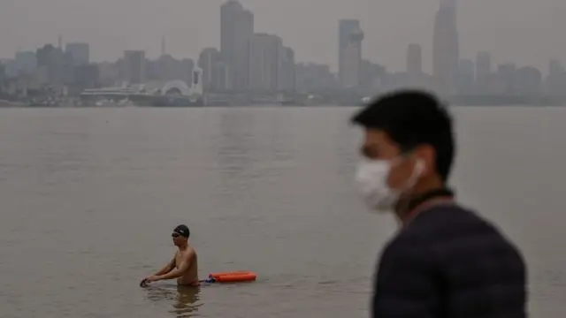 La ciudad de Wuhan se convirtió en el origen de la pandemia del covid-19, pero también en el centro de muchas teorías sobre las posibles razones de la aparición del virus.
