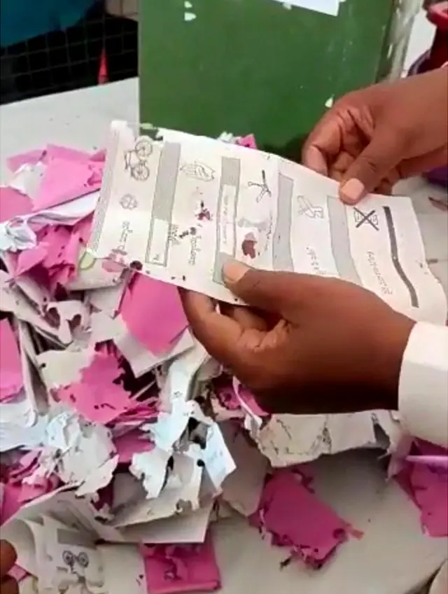 చెదలు పట్టిన బ్యాలెట్ పేపర్లు