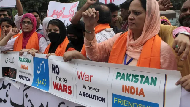 भारत-पाकिस्तान में बढ़ती तनातनी के बीच शांति के लिए बुधवार को लाहौर में प्रदर्शन करते सिविल सोसायटी के लोग.