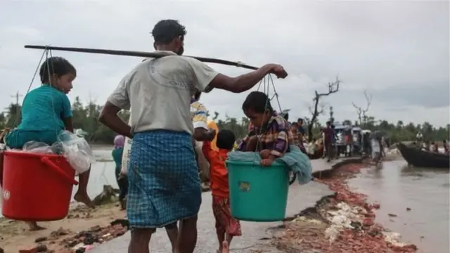 এভাবেই দলে দলে রোহিঙ্গারা এসেছে বাংলাদেশে