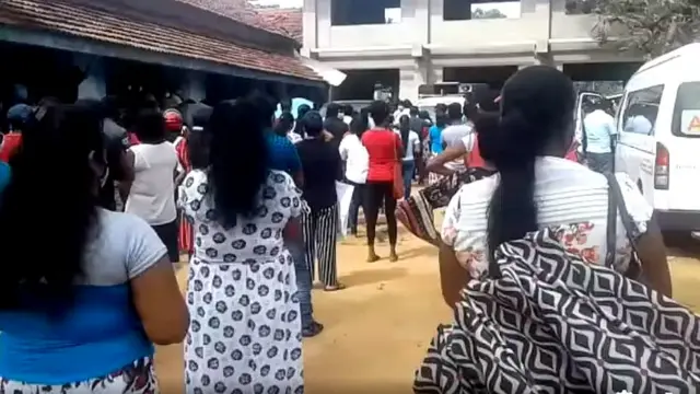 PCR පරීක්ෂණ සඳහා පෝලිමේ සිටින වෙළෙඳ කලාපයේ කාන්තාවෝ