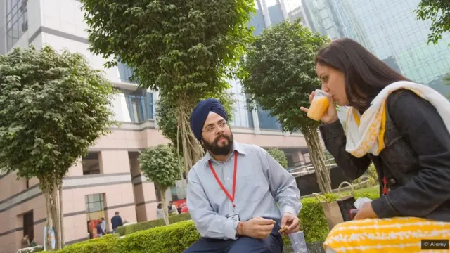 चाय पीती महिला