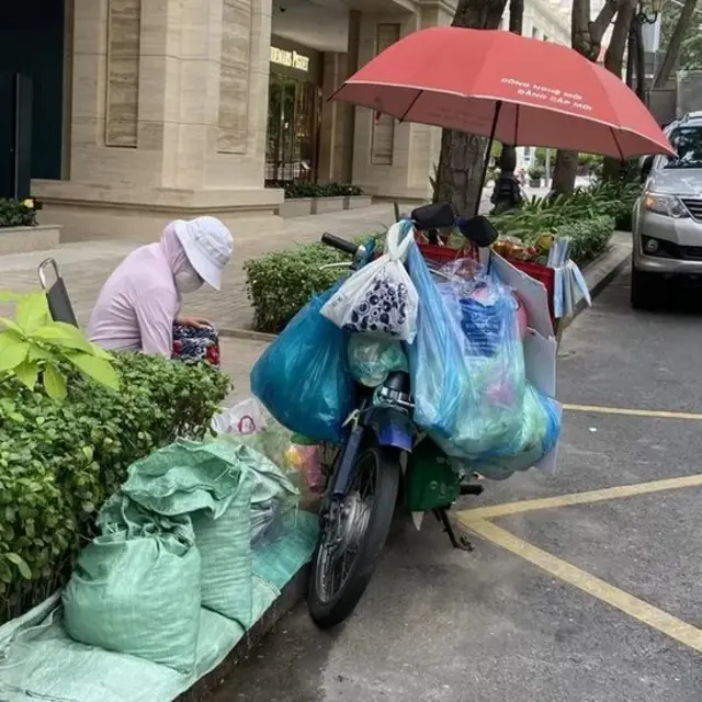 Một phụ nữ bán rau và trái cây ngoài phố