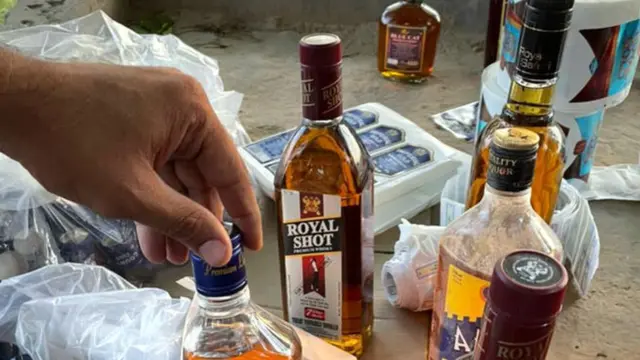 কসবা কালীতলায় এক পুকুর পাড়ে বসেছিল মদের আসর