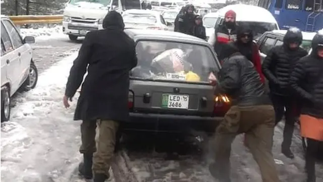 برف میں پھنسی گاڑی