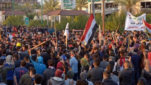 صدام بين المحتجين والقبعات الزرق في النجف