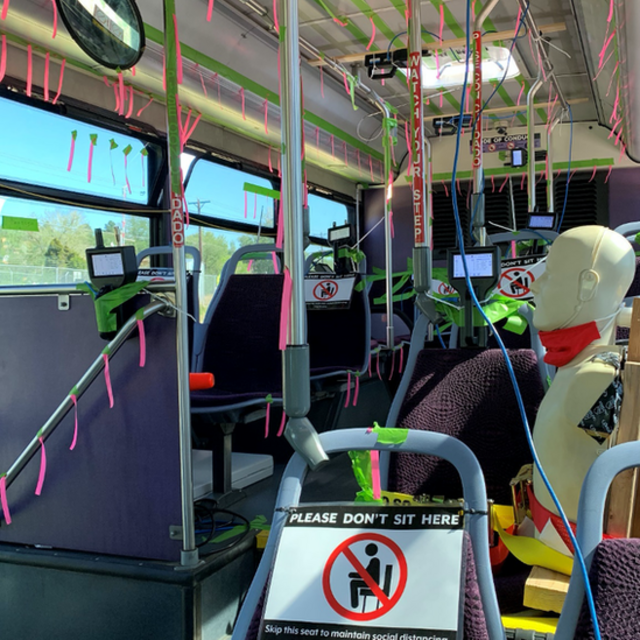 Experimento en un autobús con sensores y maniquí para medir la dispersión de aerosol con las ventanas abiertas