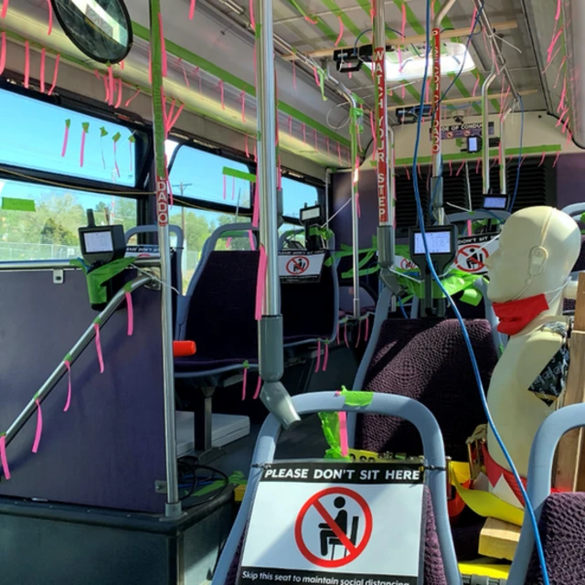 Expérience dans un bus avec des capteurs et un mannequin pour mesurer la dispersion des aérosols avec des fenêtres ouvertes