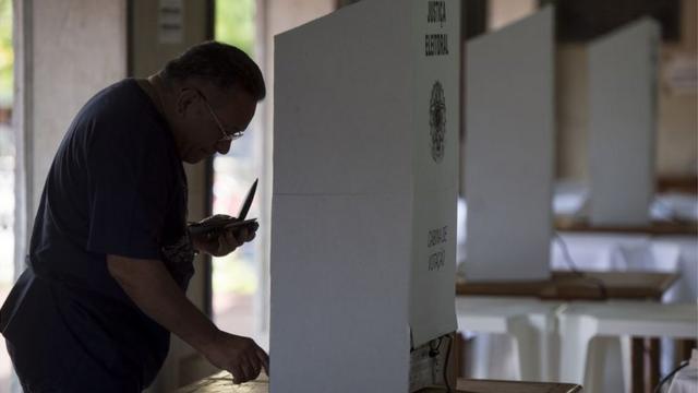 Homem votando no Brasil