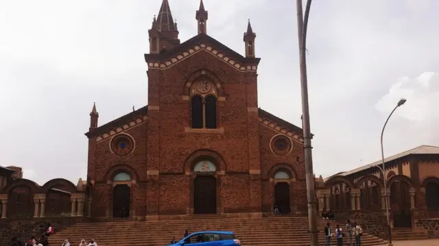 ኣብ ጫፍ እቲ ቤተክርስቲያን ዘለዋ ደወላት፡ ኣብቲ እዋን ጥልያናውያን ኣብ ዝተዓወቱሎም ዓውደ ውግኣት ካብ ዝማረኹዎም መዳፍዕ መኺኾም እየን ተሰሪሐን።